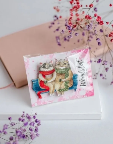 WOODSLOT брошь значок коты на скамейке br655